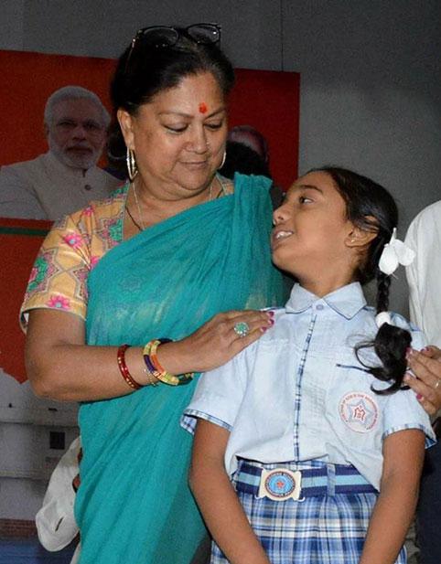 Praizi Saraiya D/o Shalin Saraiya with Rajasthan Chief Minister during her Dungarpur Visit